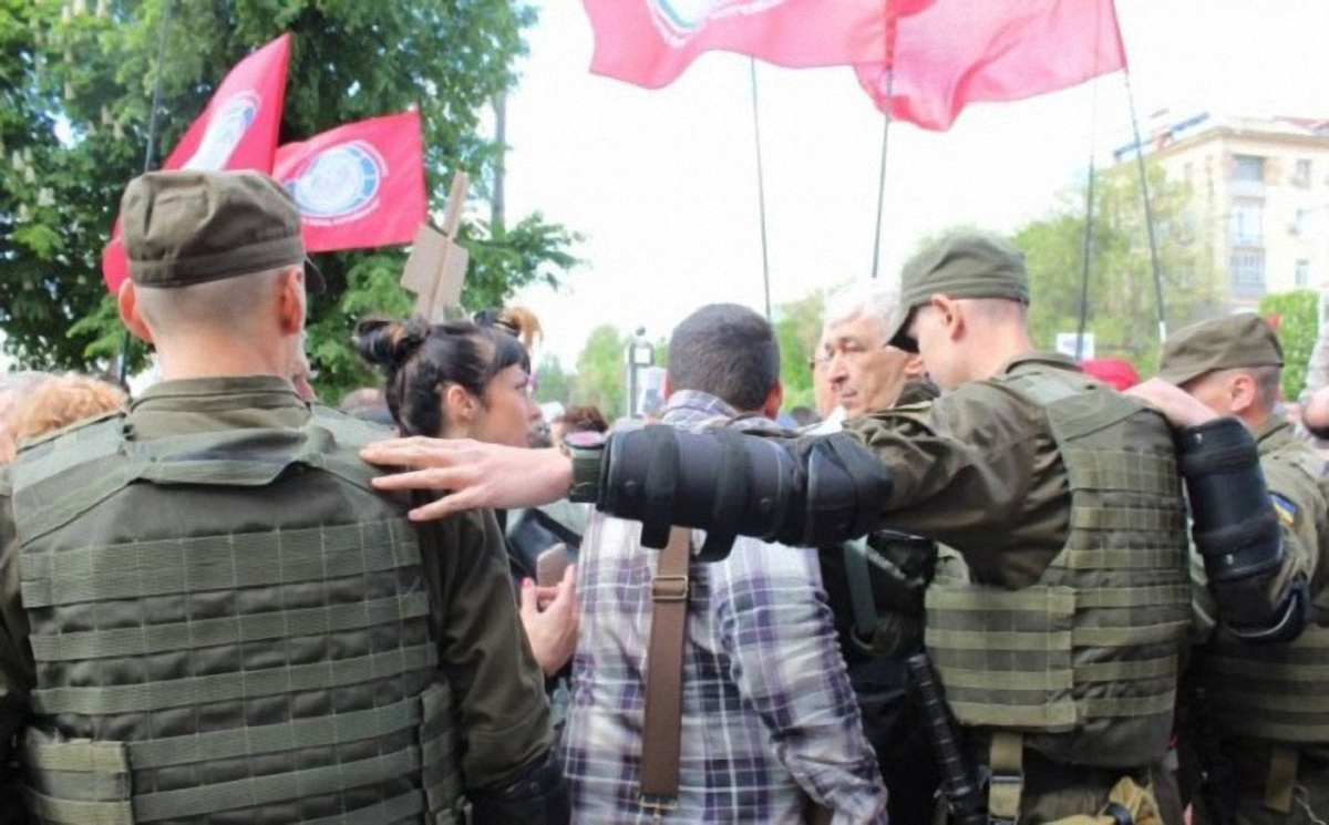 Провокаторы из "Бессмертного полка" принесли советские флаги и "колорадские" ленты - фото 1