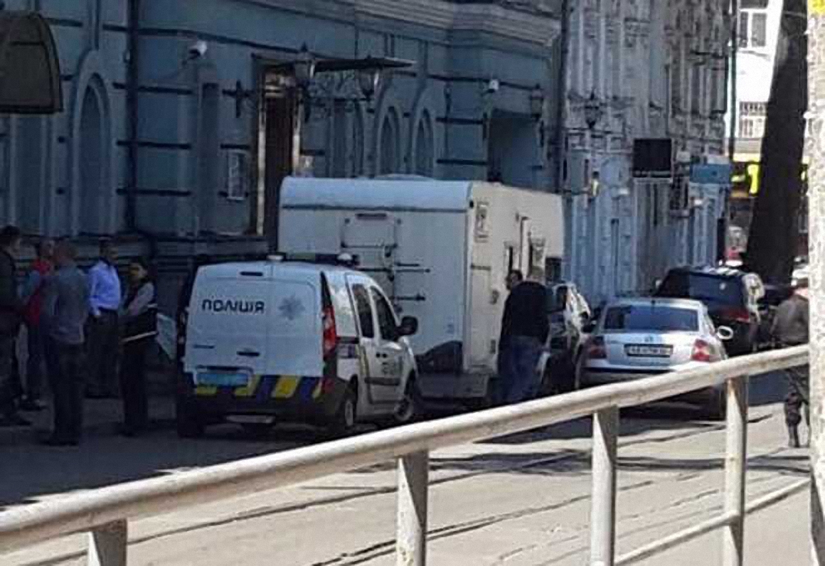 Полиция эвакуировала подозрительный фургон от здания минфина - фото 1