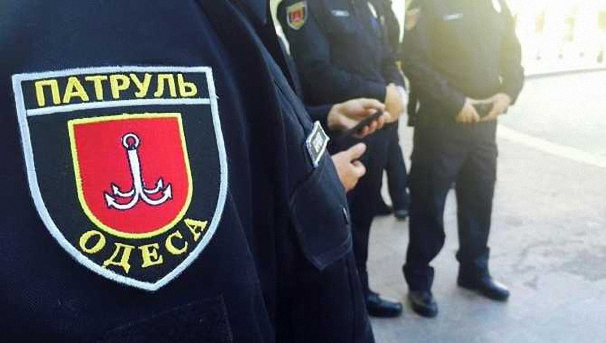 Одесские полицейские доставили напавшего в райотдел - фото 1