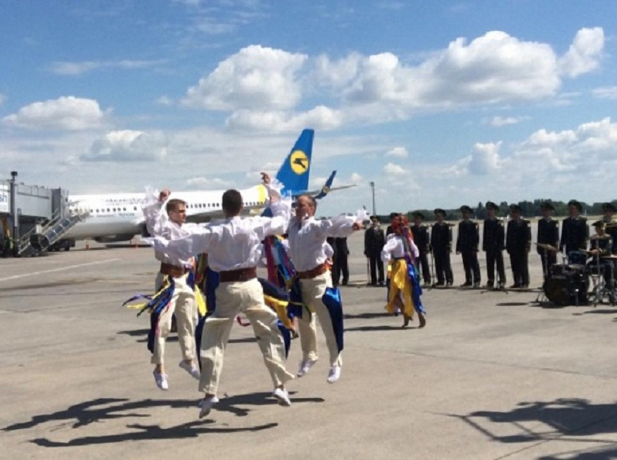 В одном из киевских аэропортов ярко празднуют безвиз в Украине - фото 1