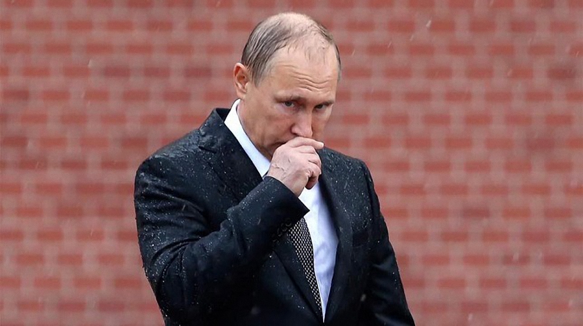 Путин показал миру свою плешивую голову под дождем в Москве - фото 1