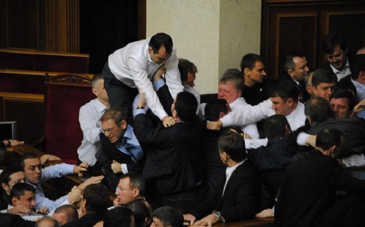 Депутаты от БПП и Оппоблока решили разобраться "по-мужски" в коридоре - фото 1
