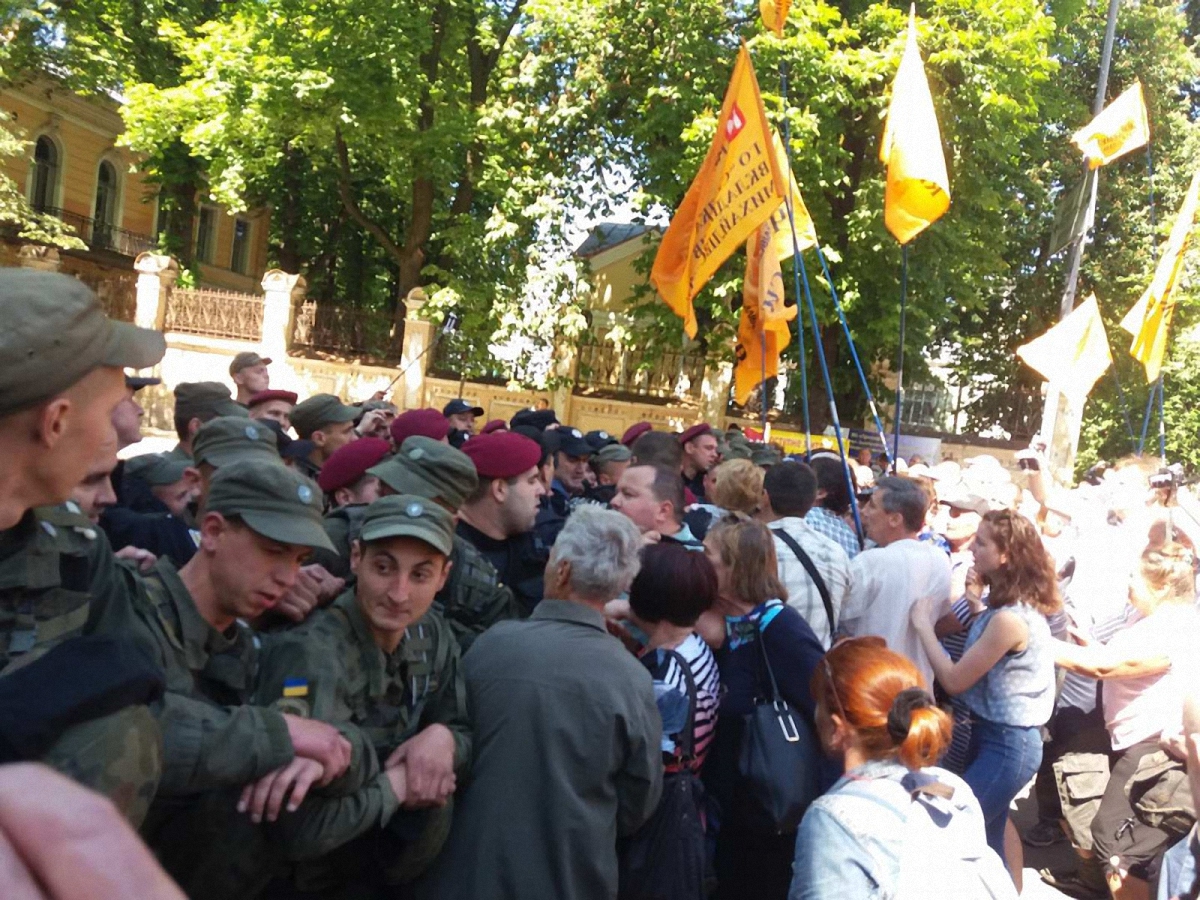 Протестующие хотят увидеться с Порошенко - фото 1