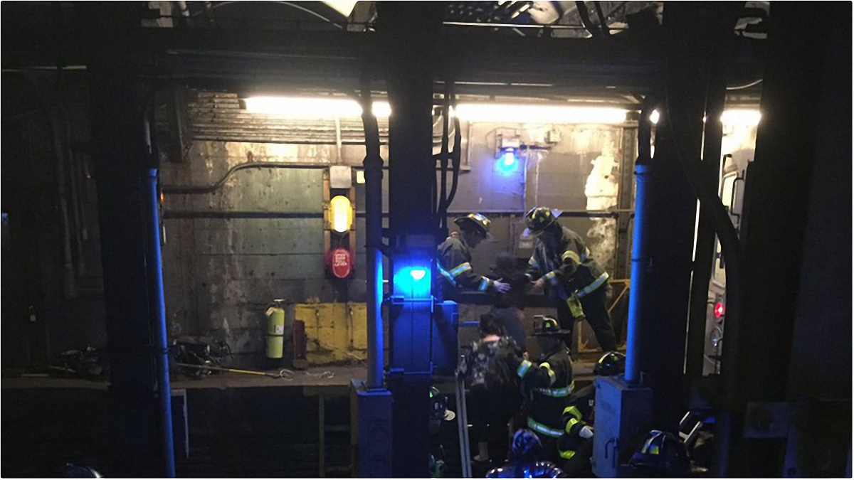 В Нью-Йорке поезд метро сошел с рельсов, десятки пострадавших - фото 1