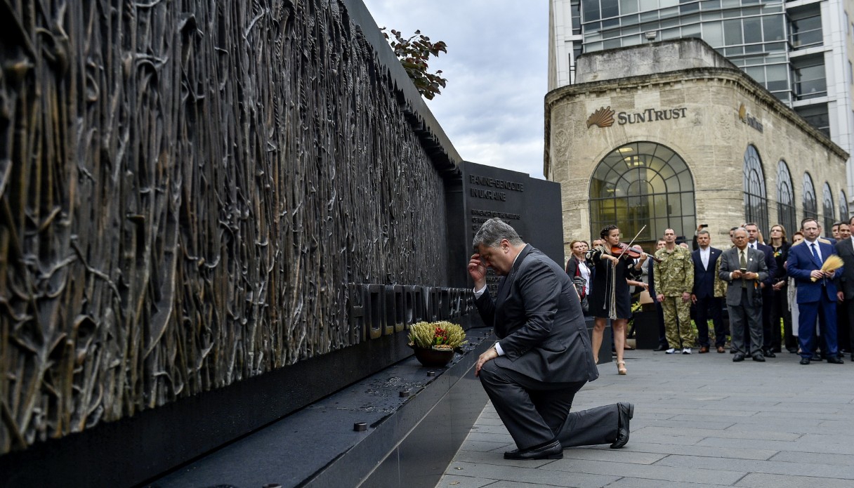 Порошенко почтил память жертв Голодомора - фото 1