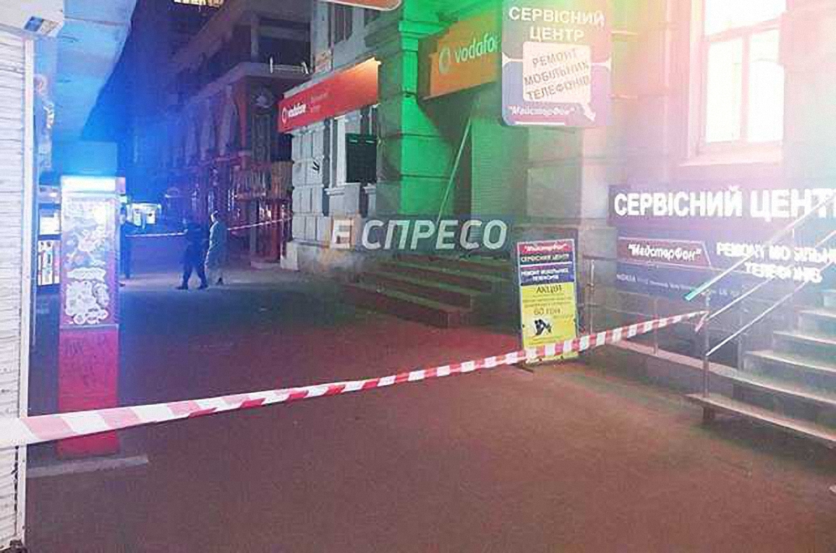Взорвавшаяся граната повредила роллет магазина Vodafone - фото 1