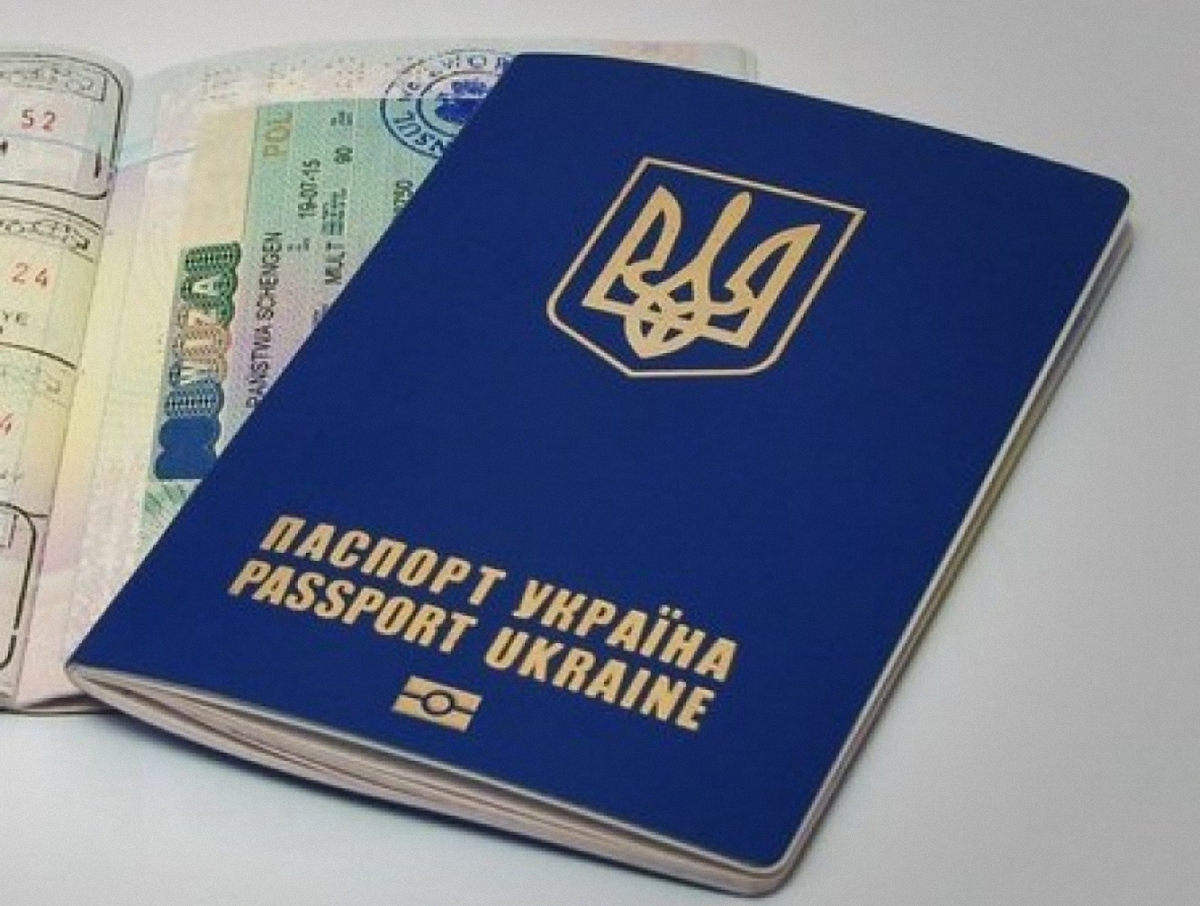 Украинцы активно оформляют биометрические паспорта  - фото 1