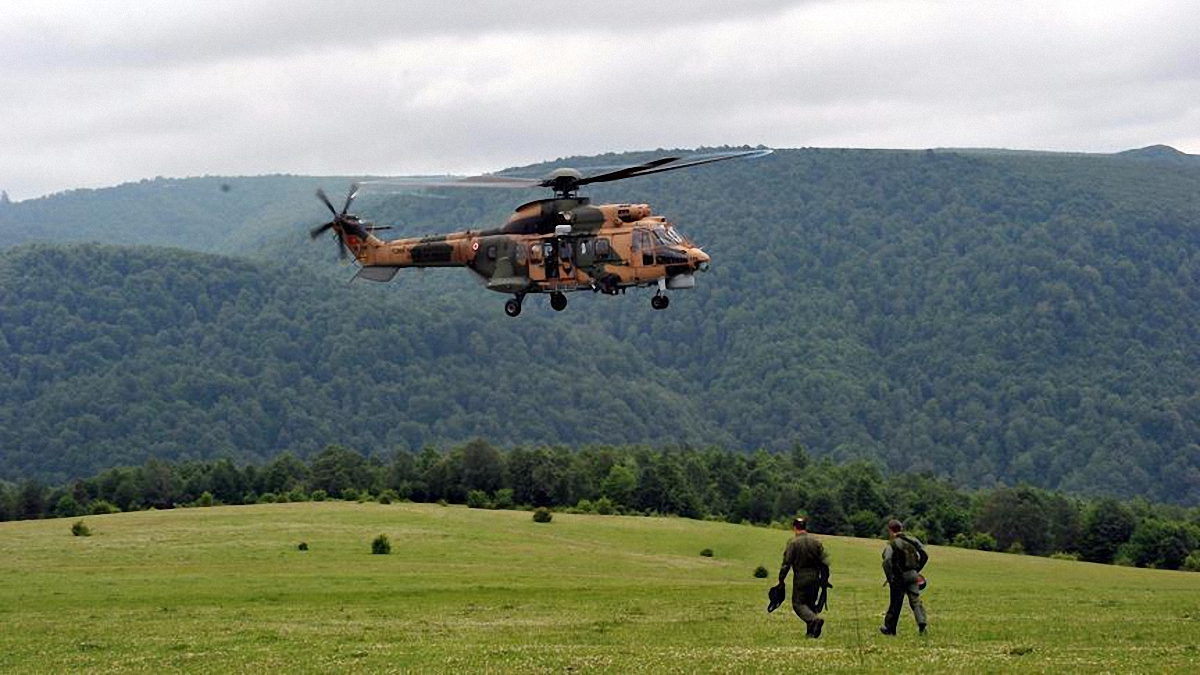 Военные летели на вертолете AS 532 Cougar - фото 1