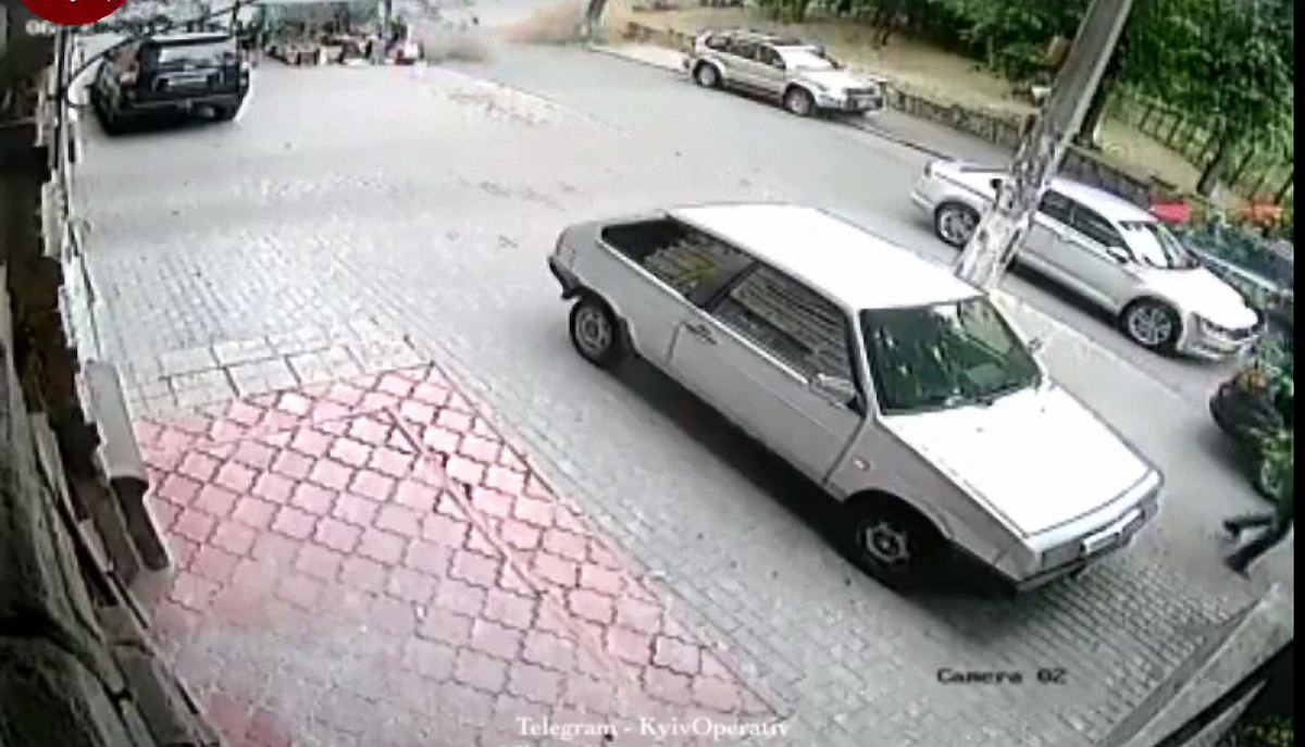 Взрыв автомобиля в Киеве - фото 1