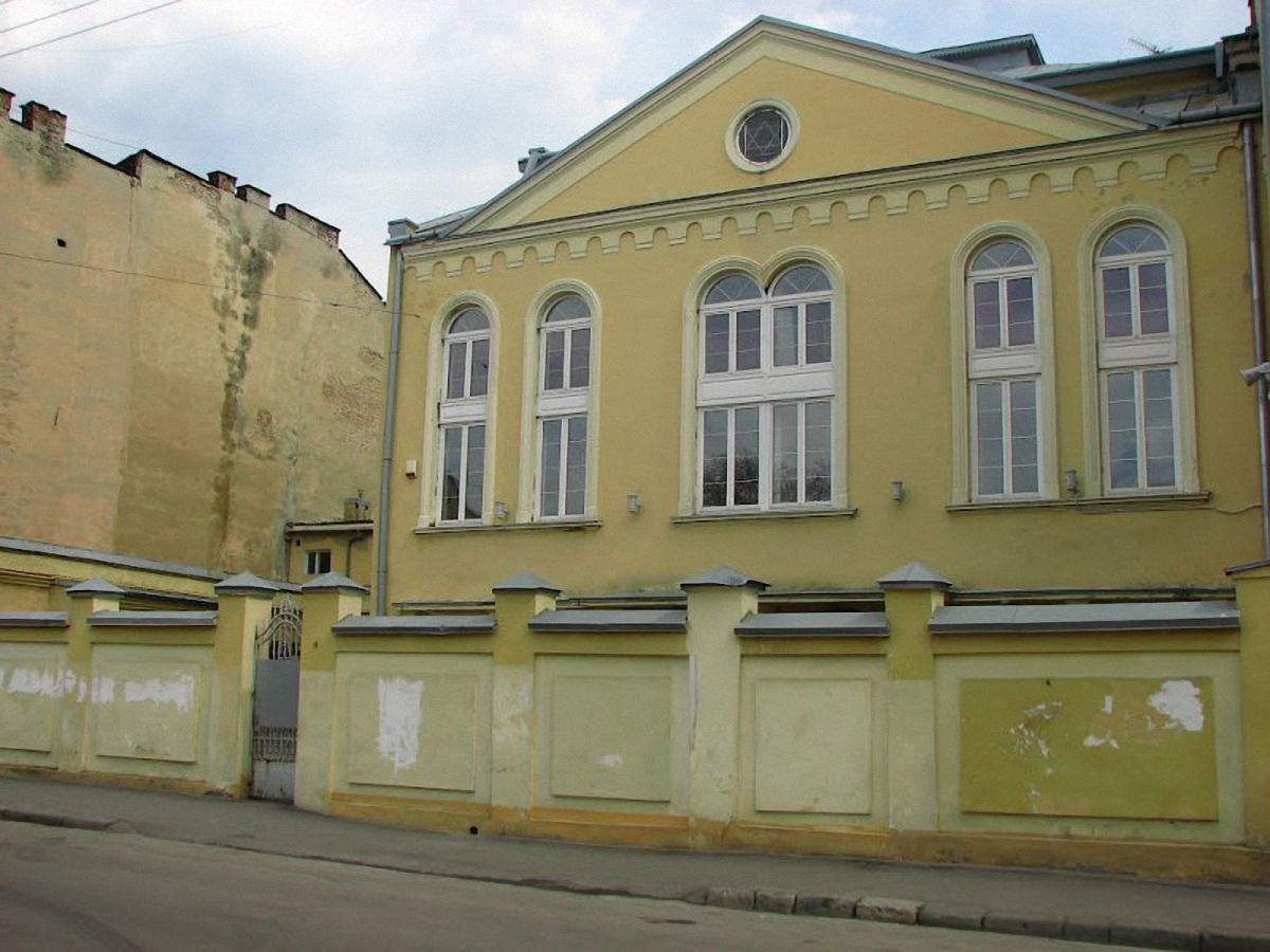 Неизвестные осквернили синагоги Львова - фото 1