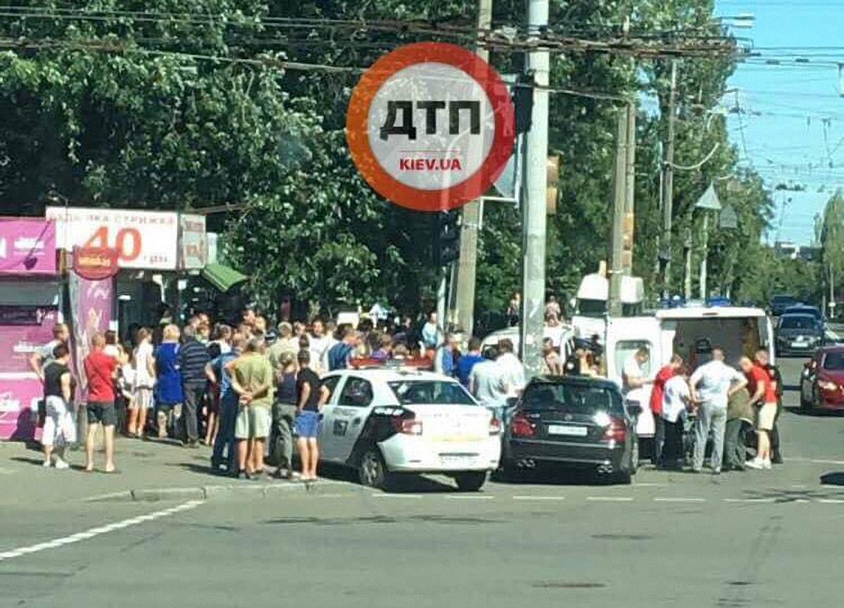 В Киеве автомобиль въехал в толпу - фото 1