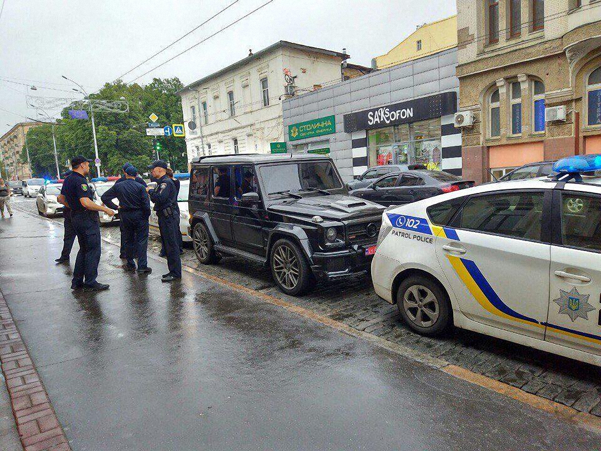 Пьяный Дмитрий Каратуманов закрылся от копов в своем авто до приезда адвоката - фото 1