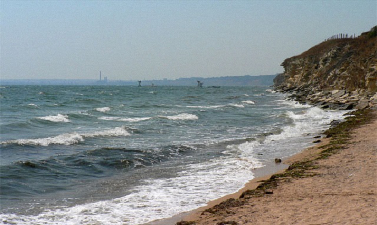 Когда-то переполненные пляжи Керчи превратились в свалку - фото 1