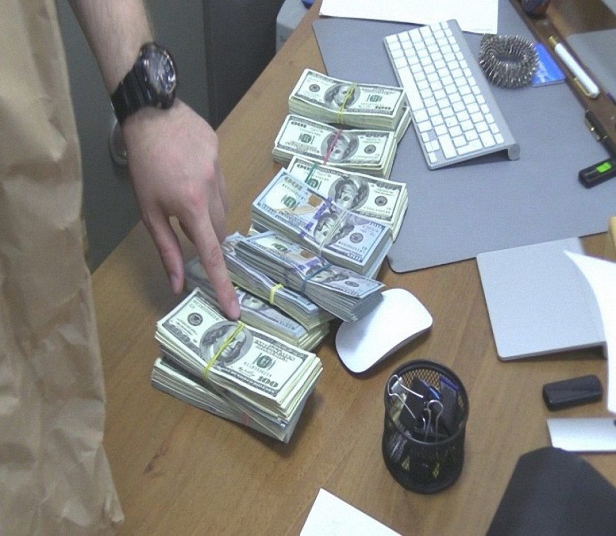 У представителей фирмы, поставлявшей спецсредства террористам "ЛНР", нашли 200 тыс. долларов США - фото 1