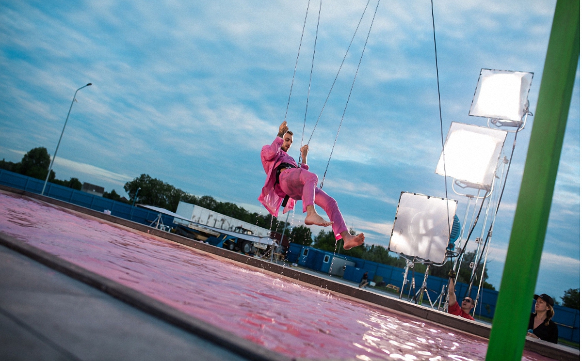 Макс Барских в клипе "Моя любовь" летал над бассейном и делал трюки - фото 1