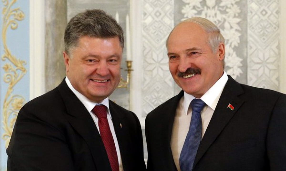 Во время встречи Лукашенко и Порошенко президентов удивила голая активистка - фото 1