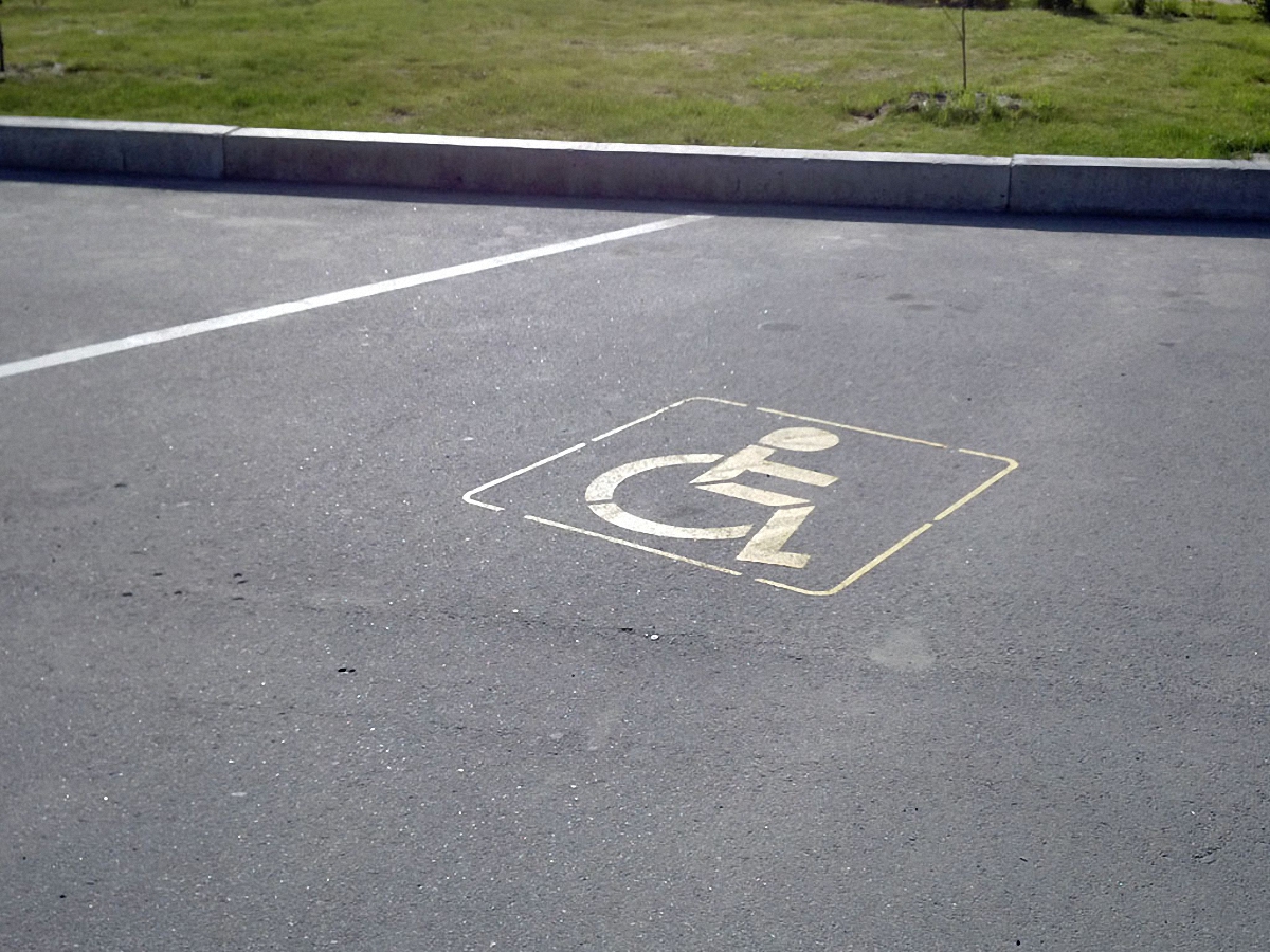 Инвалидам должны создать отдельные паркоместа  - фото 1