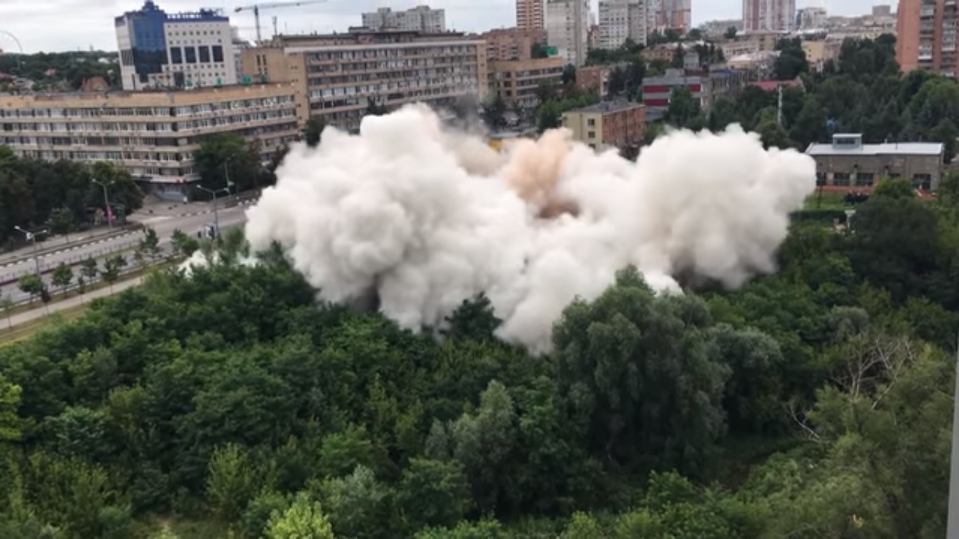Дом в Харькове снесли взрывом меньше, чем за минуту - фото 1