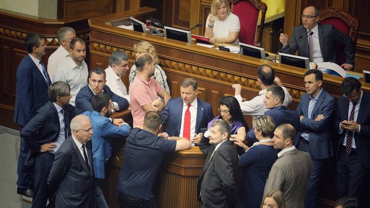 Депутаты блокируют трибуну - фото 1