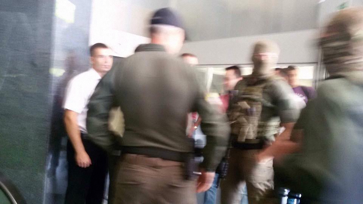 Детективы НАБУ проводят обыски в главном офисе ПриватБанка - фото 1