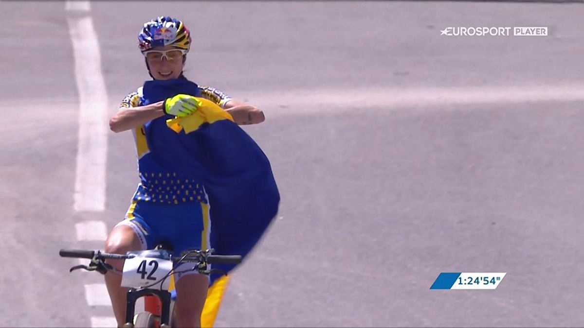 Юной горной велосипедистке вручили флаг Украины - фото 1
