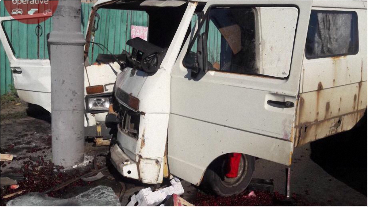 На Подоле в Киеве микроавтобус врезался в столб, есть погибшие - фото 1