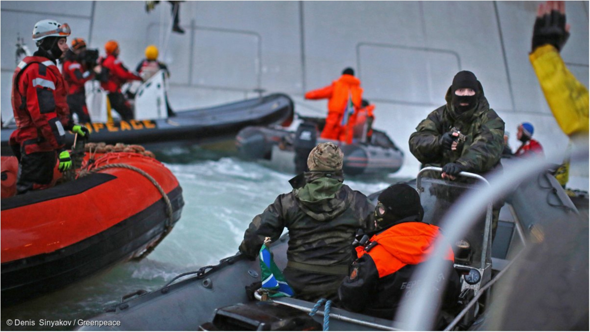 Россия задержала судно в международных водах - фото 1