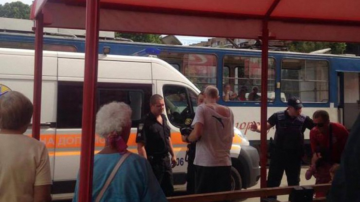 Злоумышленника задержали полицейские после стрельбы на остановке в Запорожье - фото 1