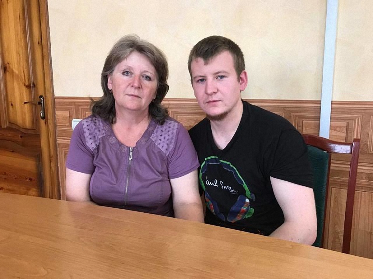 Виктор Агеев с матерью - фото 1