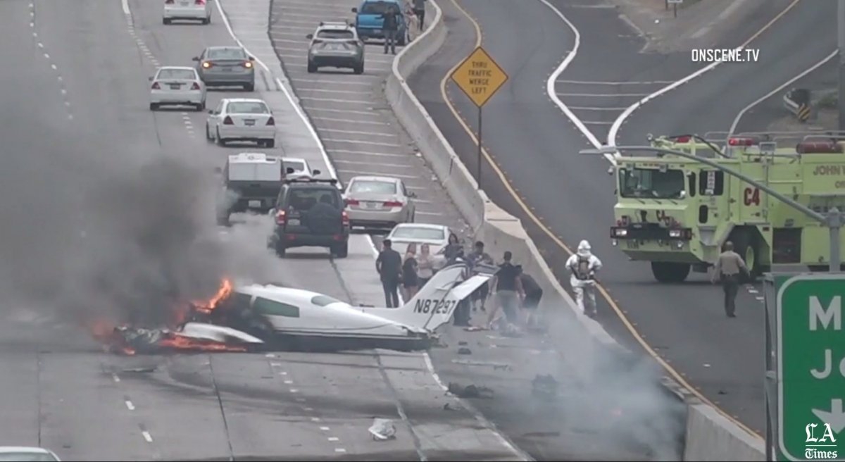 Во время падения самолета произошел взрыв и возник пожар - фото 1