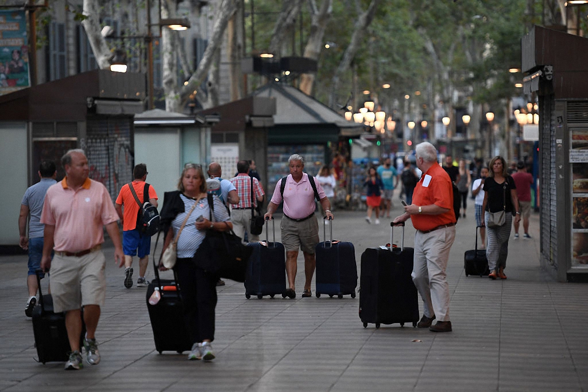Туристы спешно покидают Барселону - фото 1