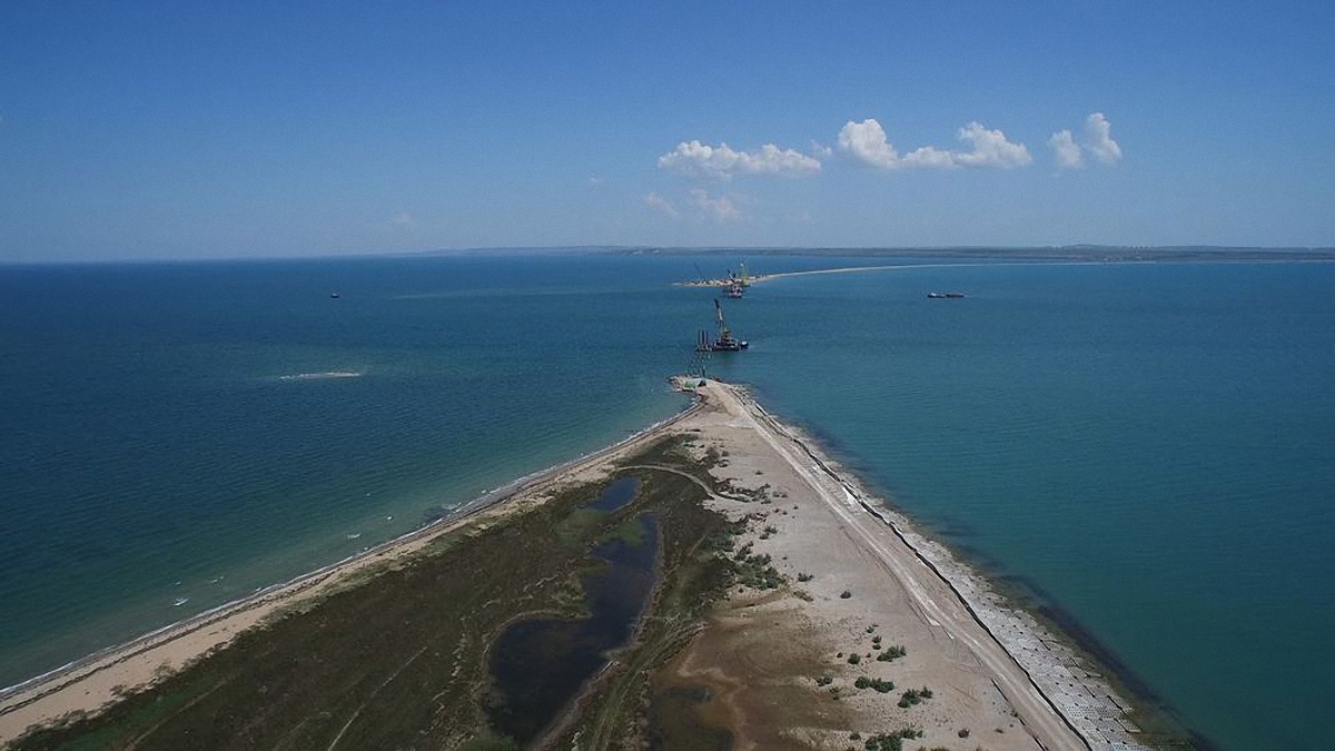 Россияне перекрывают движение судов в Керченском проливе для строительства моста - фото 1
