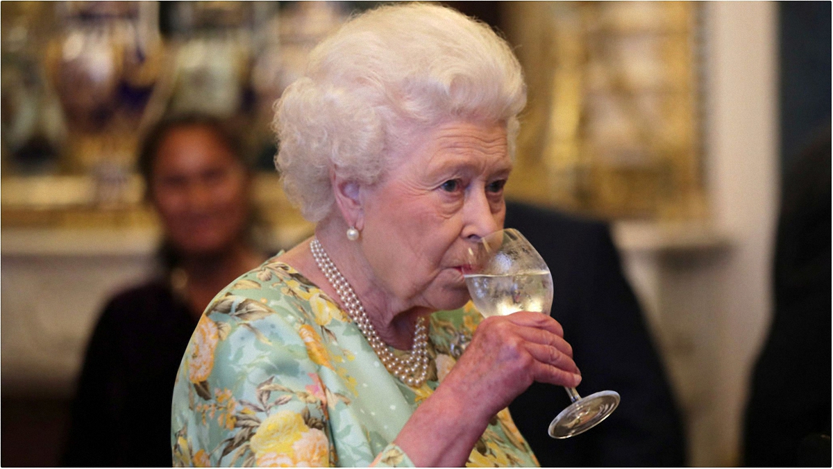 Королева Великобритании пьет - фото 1
