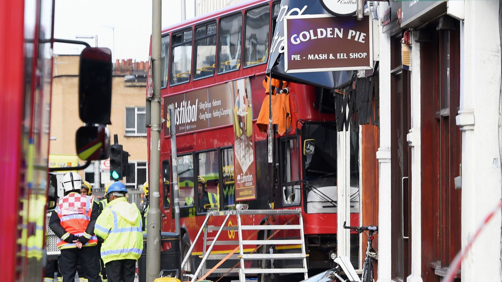 В Лондоне двухэтажный автобус с пассажирами врезался в магазин - фото 1