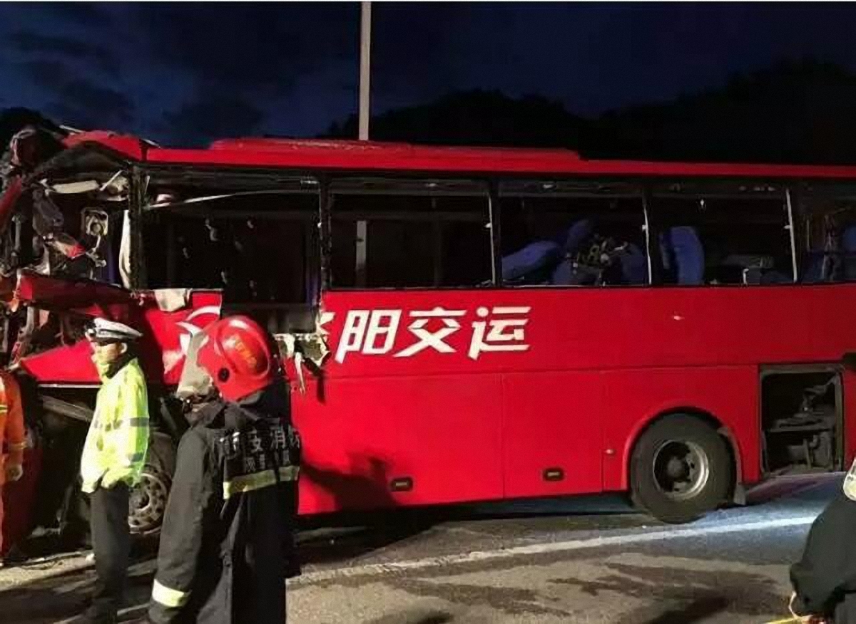 В Китае автобус врезался в стену - фото 1