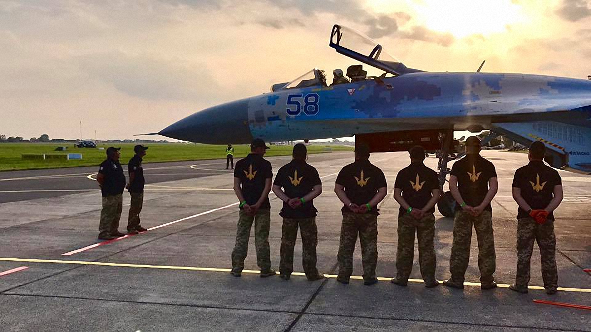 Украинские пилоты из Миргорода поучаствовали в International Airshow-2017 - фото 1
