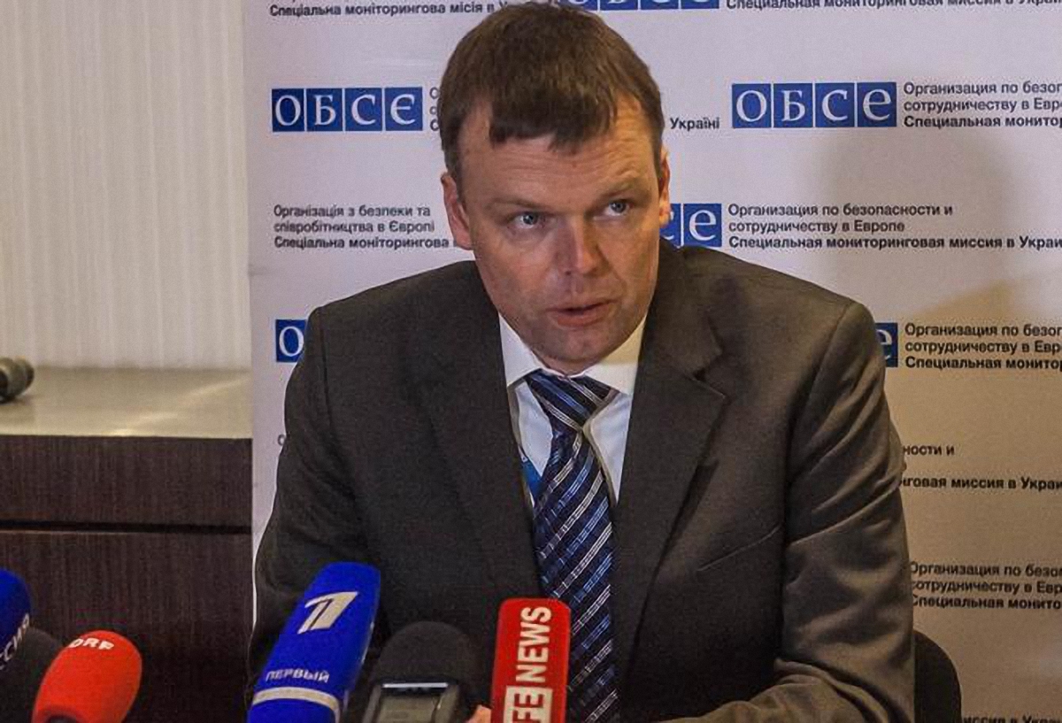 Александр Хуг не видит разницы между провокациями террористов и огнем для защиты жизни - фото 1