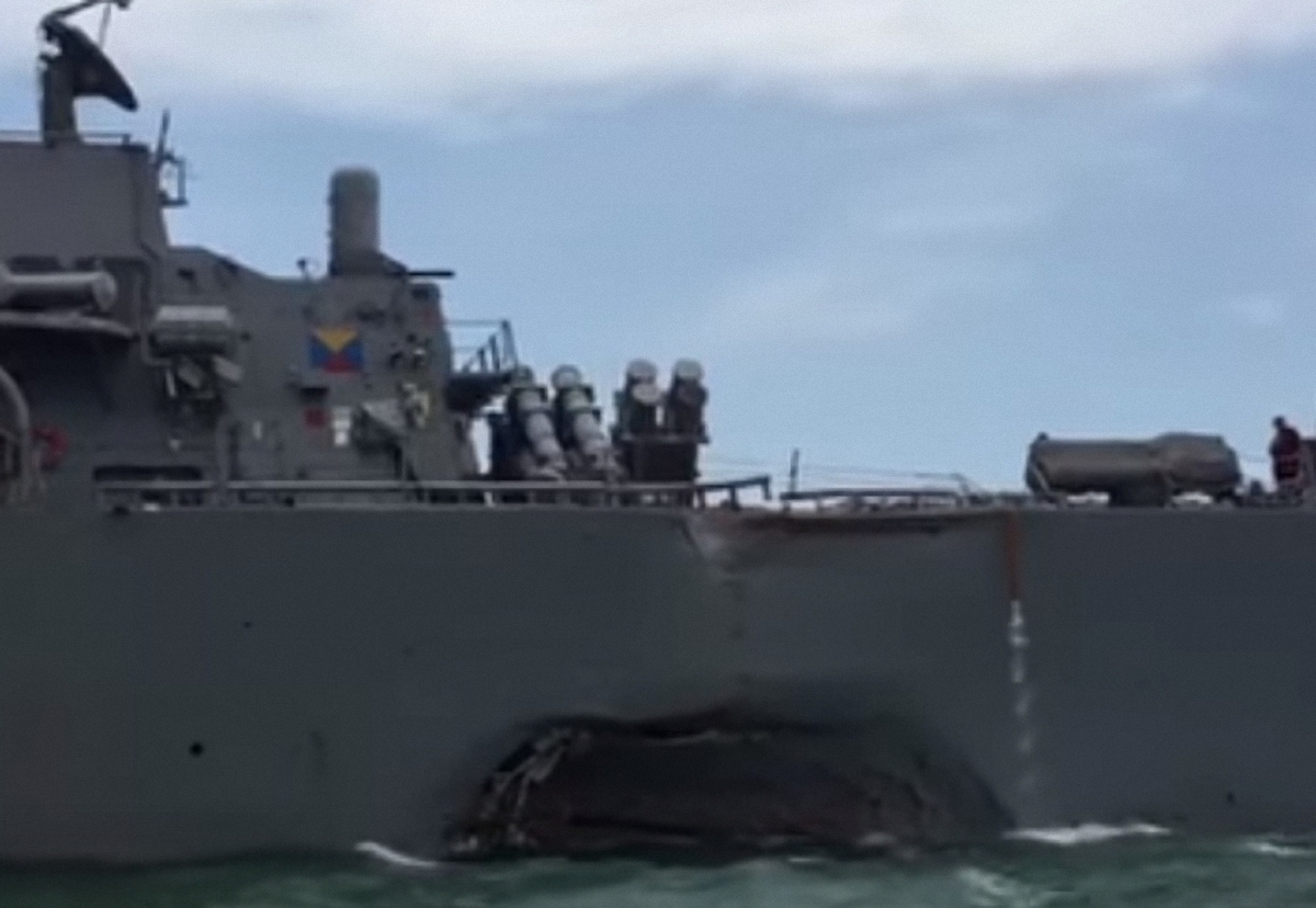 Ракетный эсминец John S. McCain получил вмятину после столкновения с танкером - фото 1