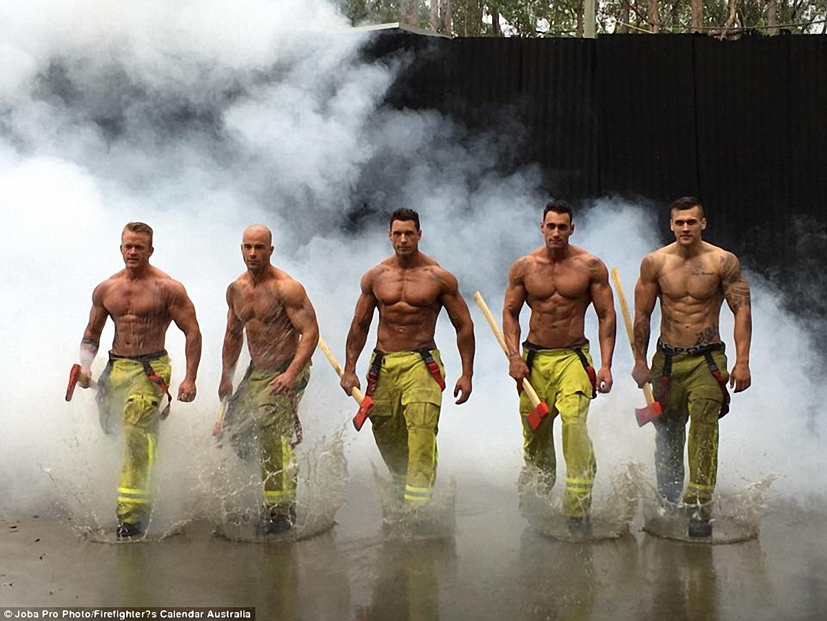 Сеть "взорвал" календарь с горячими обнаженными пожарными Австралии - фото 1