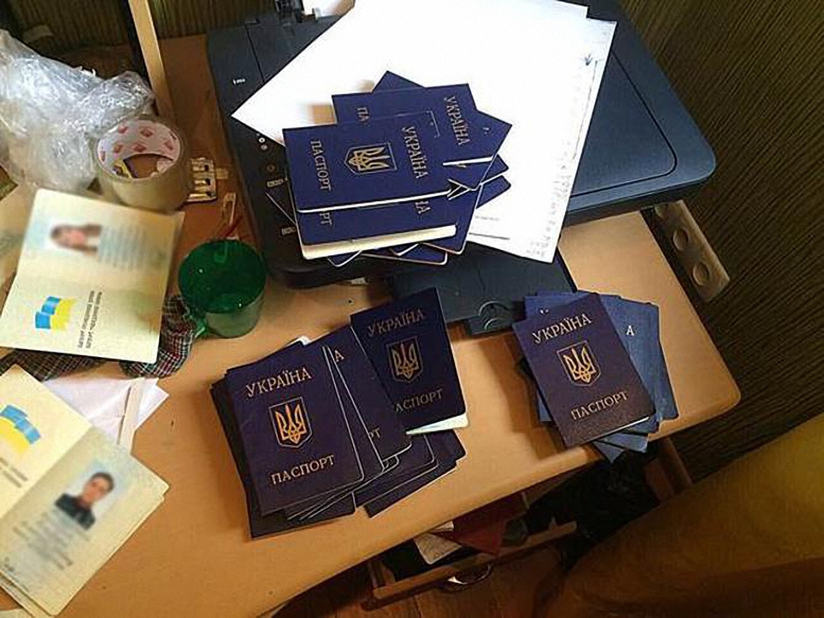 Преступники оформляли фальшивые паспорта на имя банковских вкладчиков - фото 1