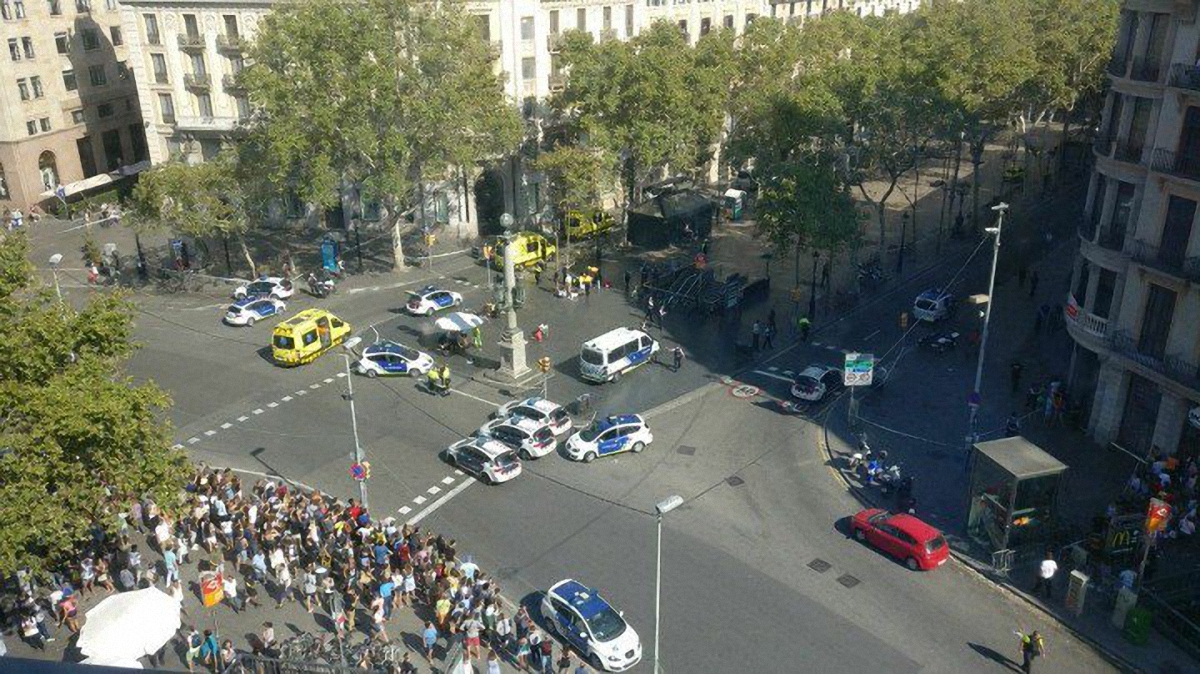 В центре Барселоны совершили теракт - фото 1