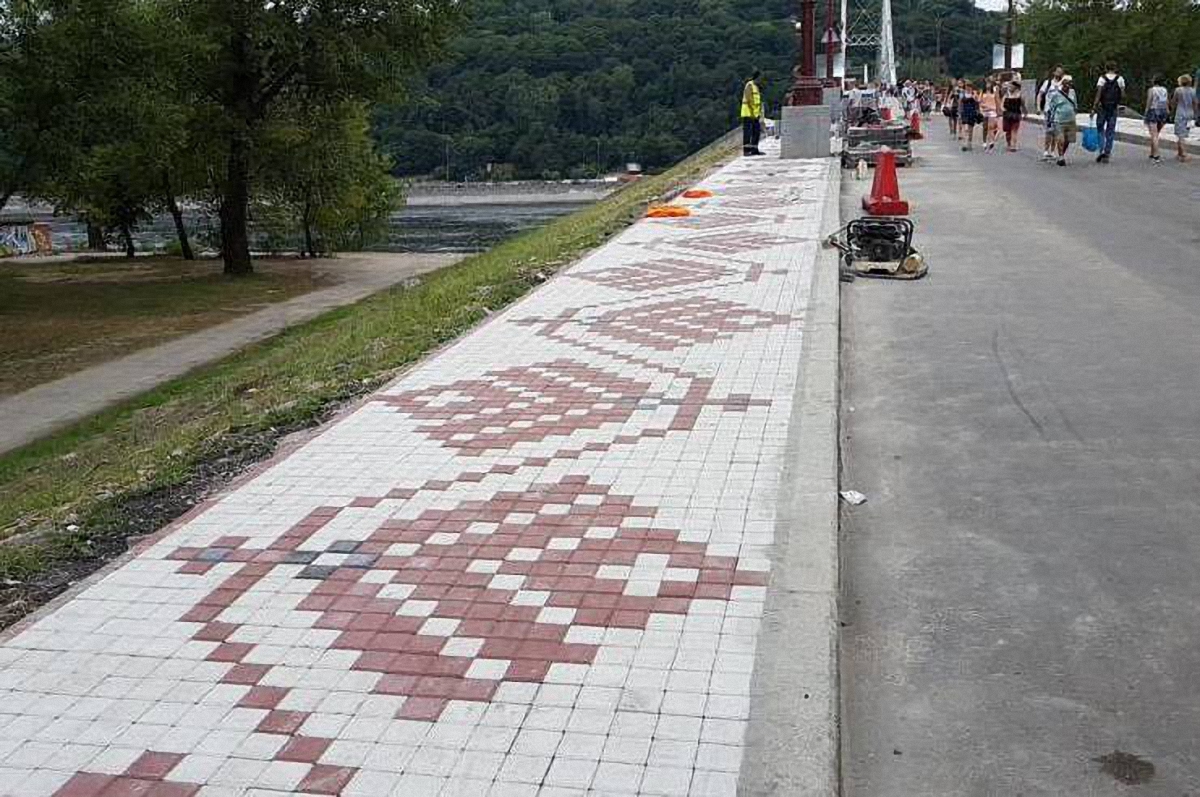 Новые тротуары на Пешеходном мосту - фото 1