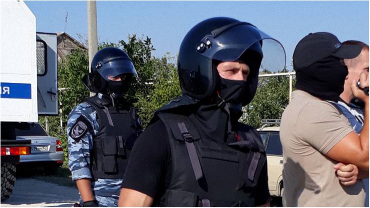 Российские оккупанты в Крыму обыскивают мусульман  - фото 1