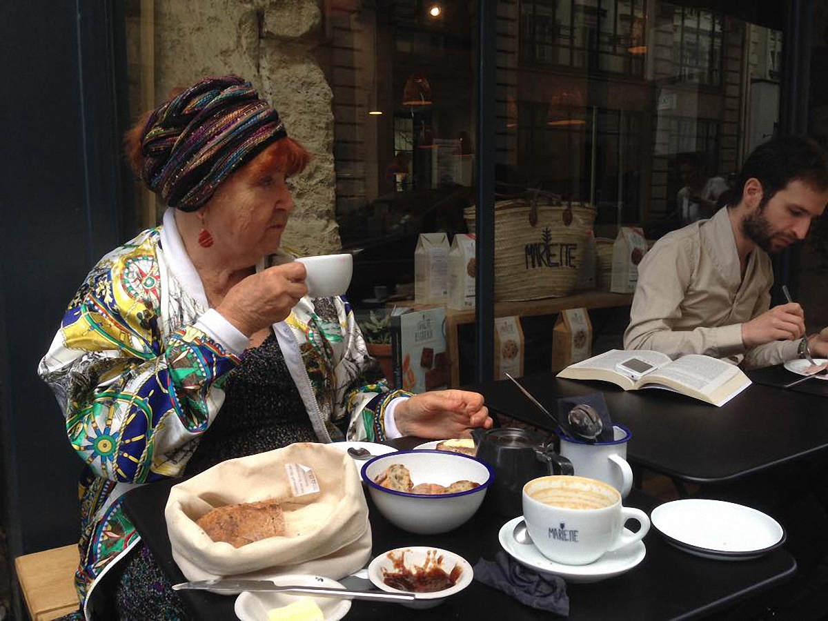 Бабушка журналиста чаюет в Париже - фото 1