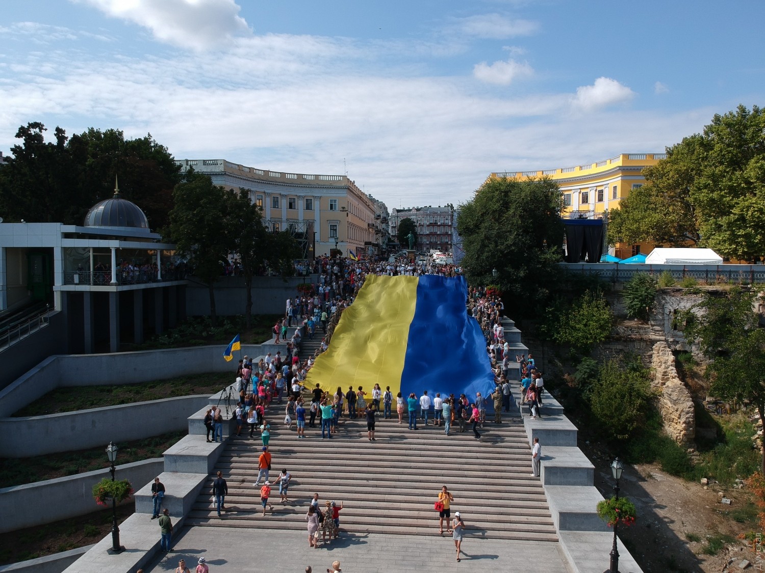 В Одессе развернули 26-метровый флаг Украины - фото 1