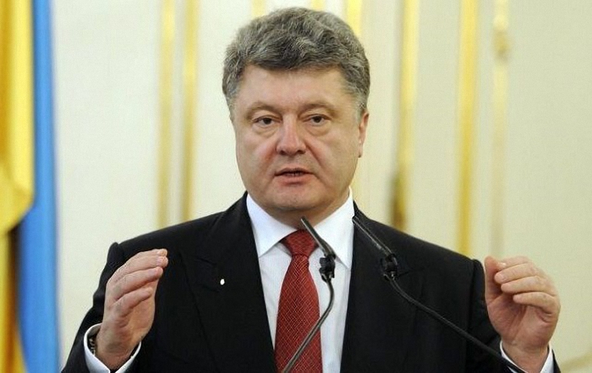 По словам Порошенко, военные на первой линии в зоне АТО получат 10 тыс. грн доплаты - фото 1