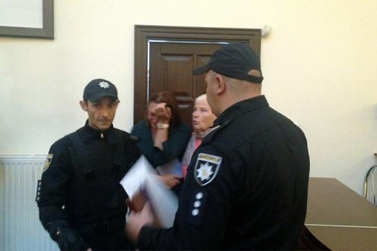 Полицейские и патриоты помешали провести сходку сторонникам "русского мира" - фото 1
