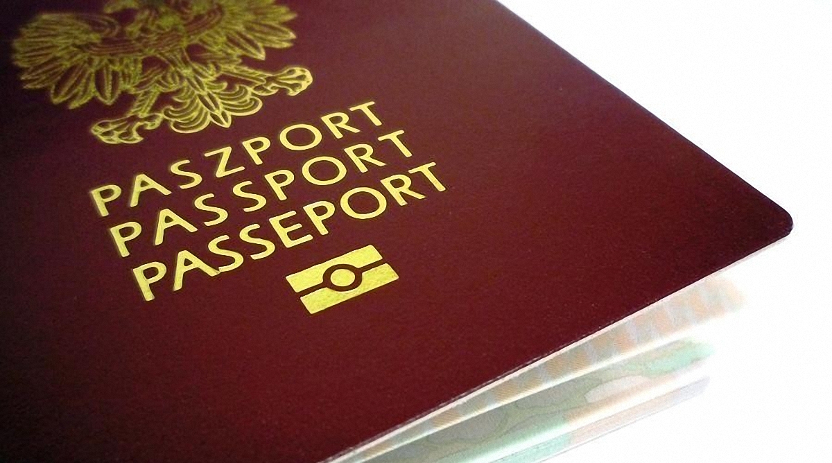 Поляки пошли на компромисс в избрании дизайна новых паспортов - фото 1