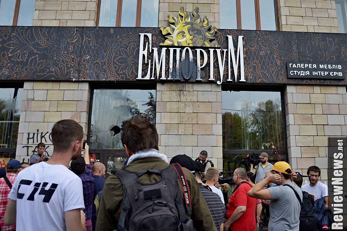 Скандал с граффити: Полиция возбудила дело из-за порчи имущества магазина "Эмпориум" - фото 1