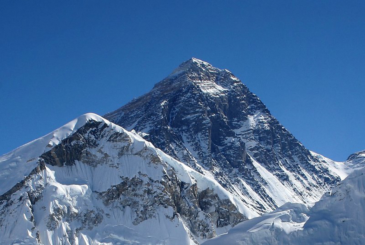 Российское посольство объявило Эверест территорией РФ - фото 1